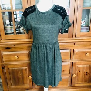 👗EUC Angie Green Knit Dress with Black Lace Shoulder Detail